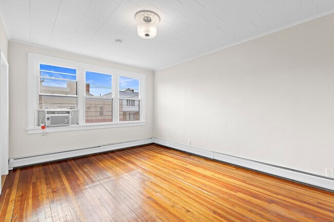 Foto del edificio - 75 Nelson Ave
