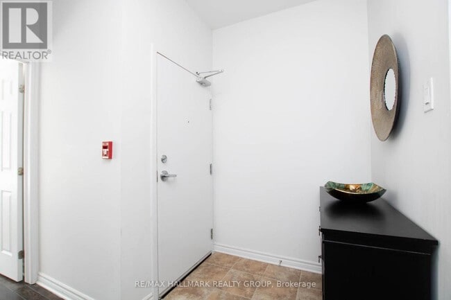 Building Photo - 314 Everest Private