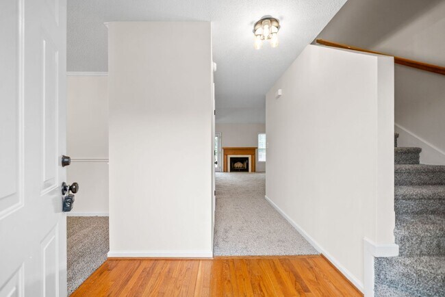 Foto del edificio - Awesome 3 Bedroom/2.5 Bath with Large Bonu...