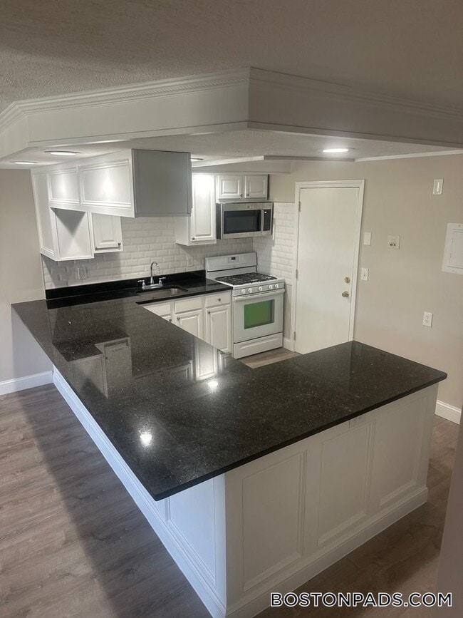 Building Photo - 13 Kenmar Dr