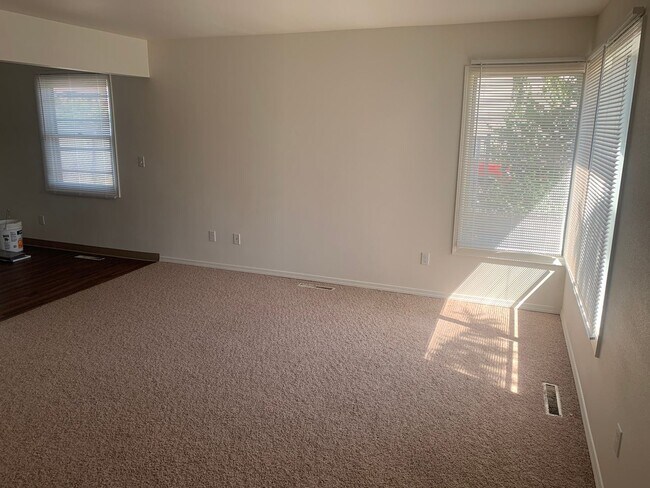 Building Photo - 3 br, 1 bath House - 215 SE 148th Ave