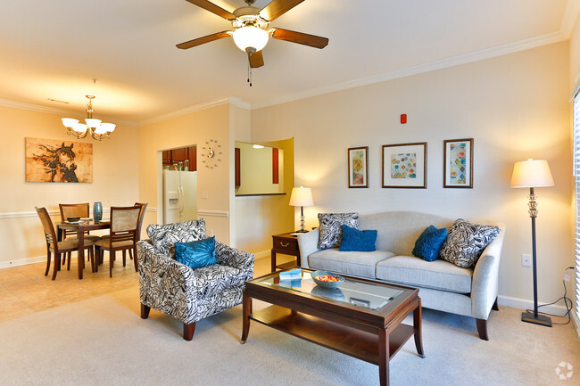 2BR,2BA - 1076 SF - living room - Avalon Park