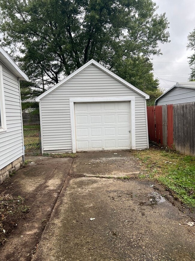 Building Photo - 3 Bedroom Home