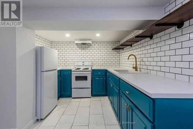 Building Photo - 257 E 17th St