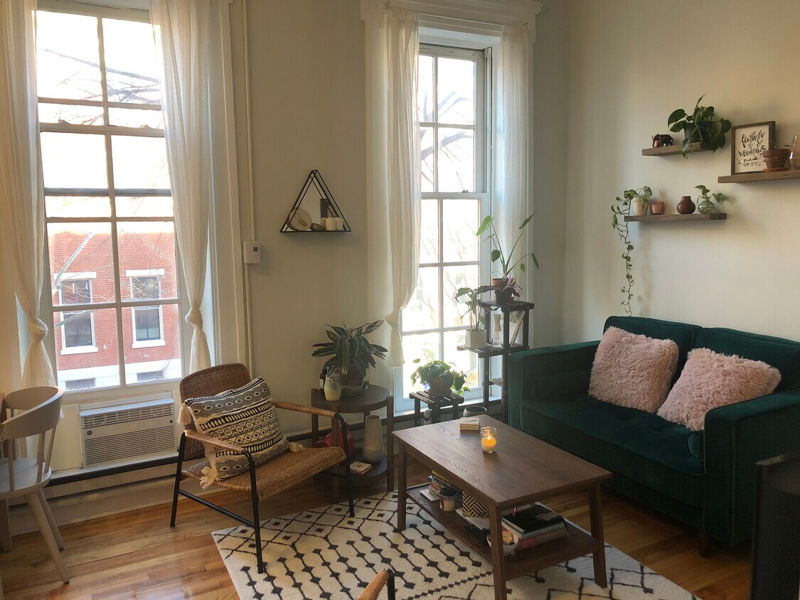 Beautiful floor to ceiling windows - 1908 Mount Vernon St