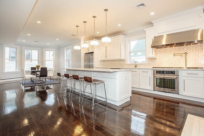 Building Photo - 27 Howland St
