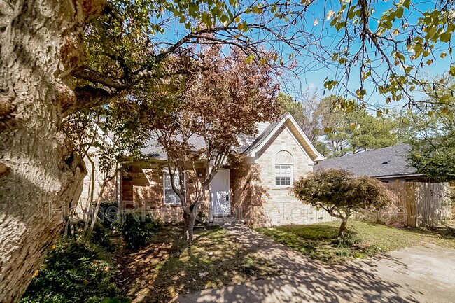 Foto del edificio - 3140 Edenshire Ln