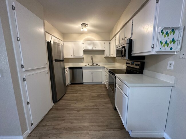 Building Photo - Ground Level 2 Bed Condo in Desert Shores ...