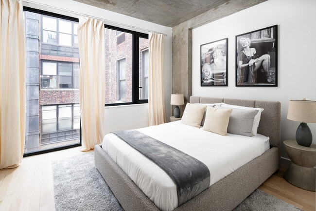Bed room with panoramic windows - Luxurious 2BD Penthouse (+Washer&Dryer, Roof)