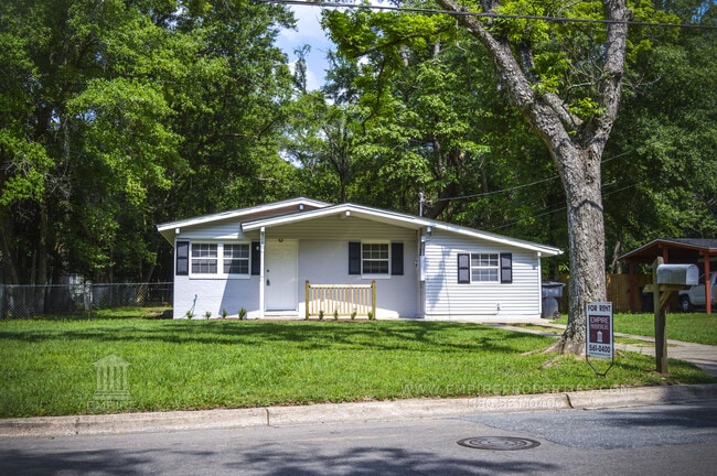 Building Photo - House Near Campus With Yard