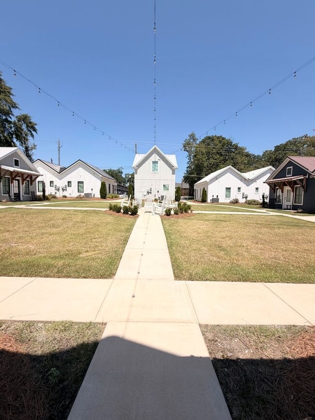 Building Photo - 310 E Thach Ave