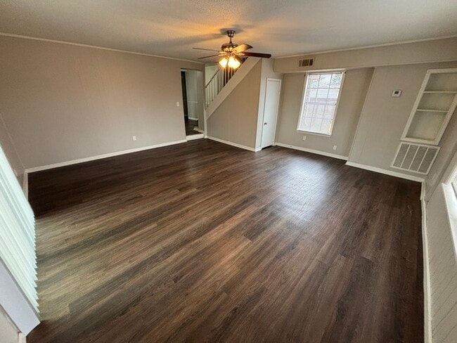 Building Photo - 2400 Parkwood Dr