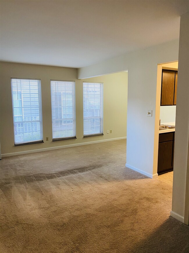 Building Photo - 5024 Woodmark Dr
