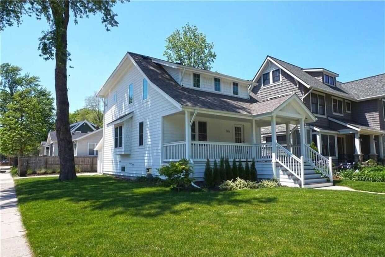 Primary Photo - 203 Curry Ave
