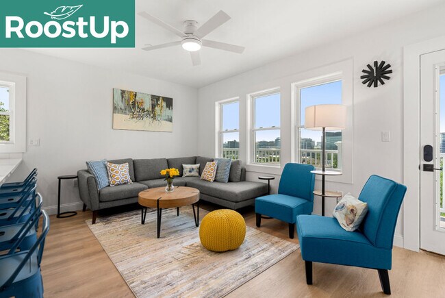 Foto del edificio - RoostUp Furnished Private Bedroom with Pri...
