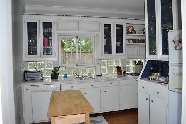 Foto del edificio - 601 W 10th St