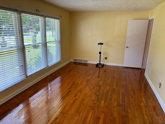 Building Photo - Welcome to this 1,692 sq ft Columbus, GA home offering 3 bedrooms and 1.5 bathrooms