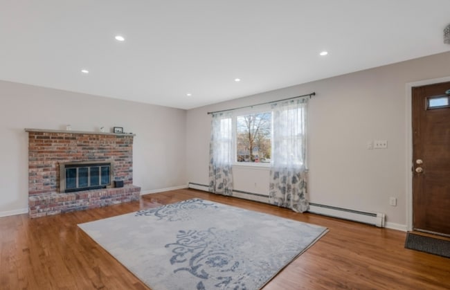 Building Photo - 944 Victor St