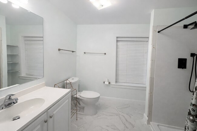 Building Photo - 816 1/2 W Lombard St