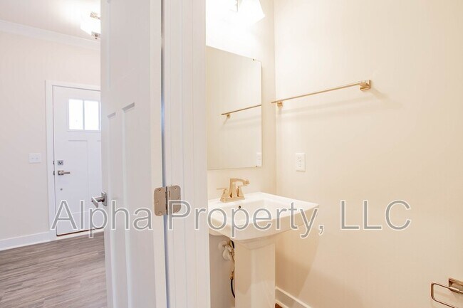 Foto del edificio - 215 Clearwood Dr