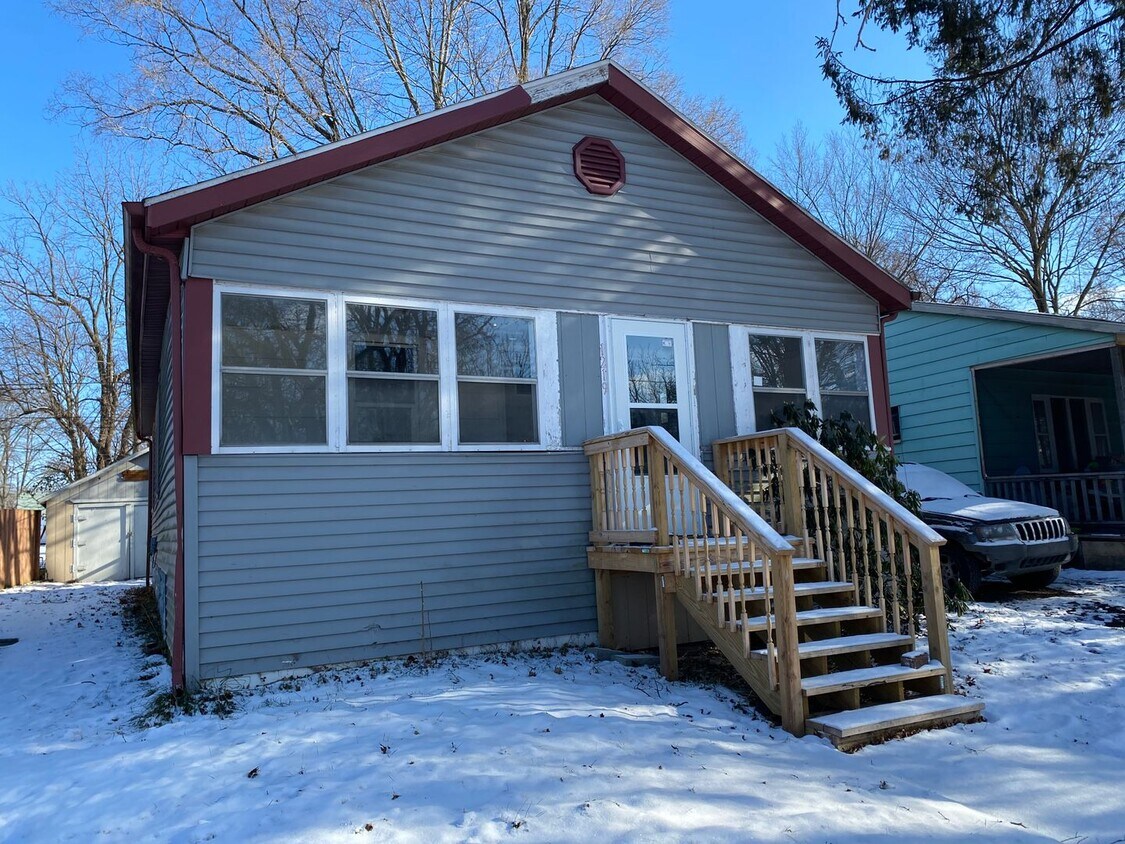 Primary Photo - 2 bedroom home in Niles!!