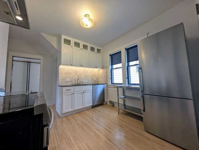 Building Photo - 730 N 16th Ave E