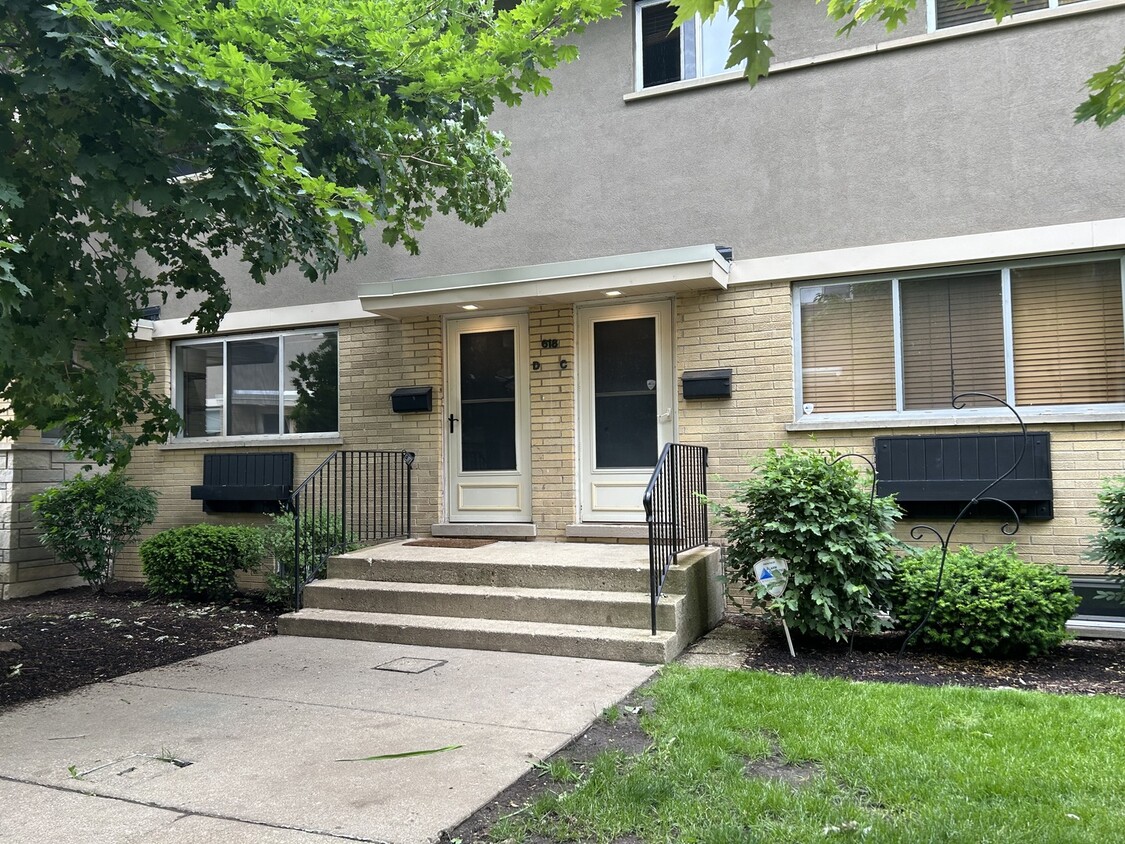 Primary Photo - 618 S Milwaukee Ave