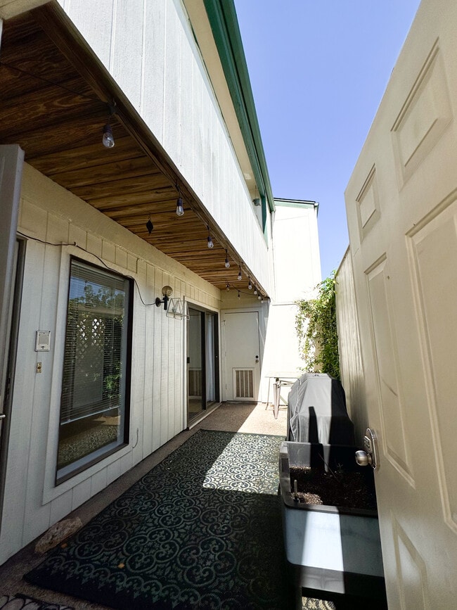 Foto del edificio - 6718 Silvermine Dr