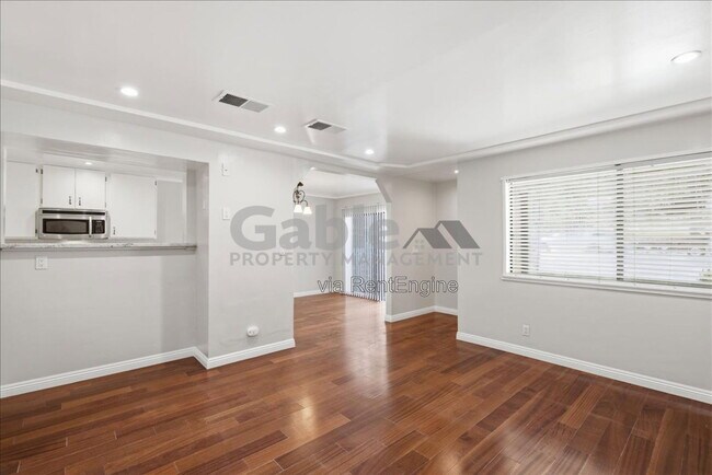 Foto del edificio - 23554 Newhall Ave