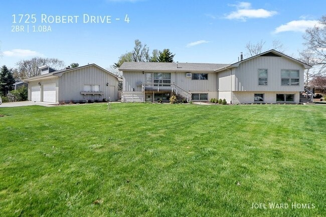 Building Photo - Two Bedroom Apt with Pool and Garage