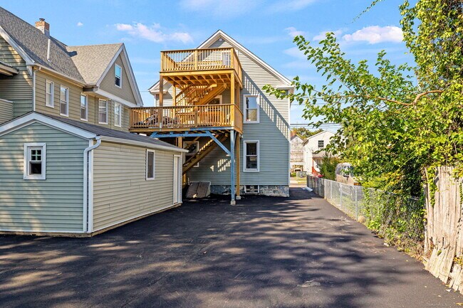 Building Photo - 530 Jane St