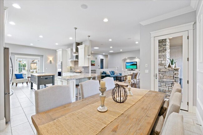 Foto del edificio - Stunning Custom Home in Gated Community!