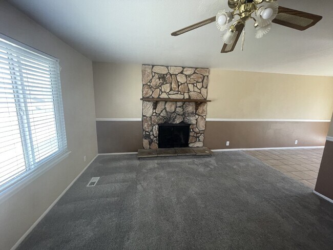 Foto del edificio - Spacious 6-Bed Oasis with Finished Basement & Cozy Fireplace.