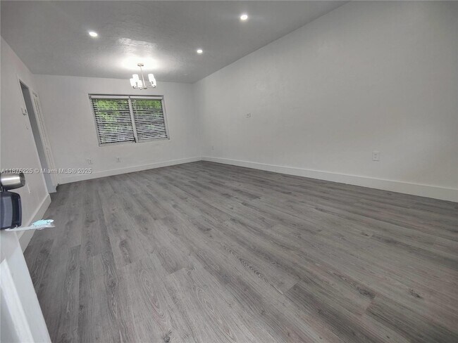 Foto del edificio - 2165 Bay Dr