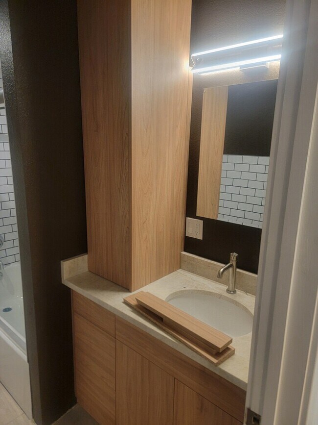 Foto del edificio - 1001 E Baker St