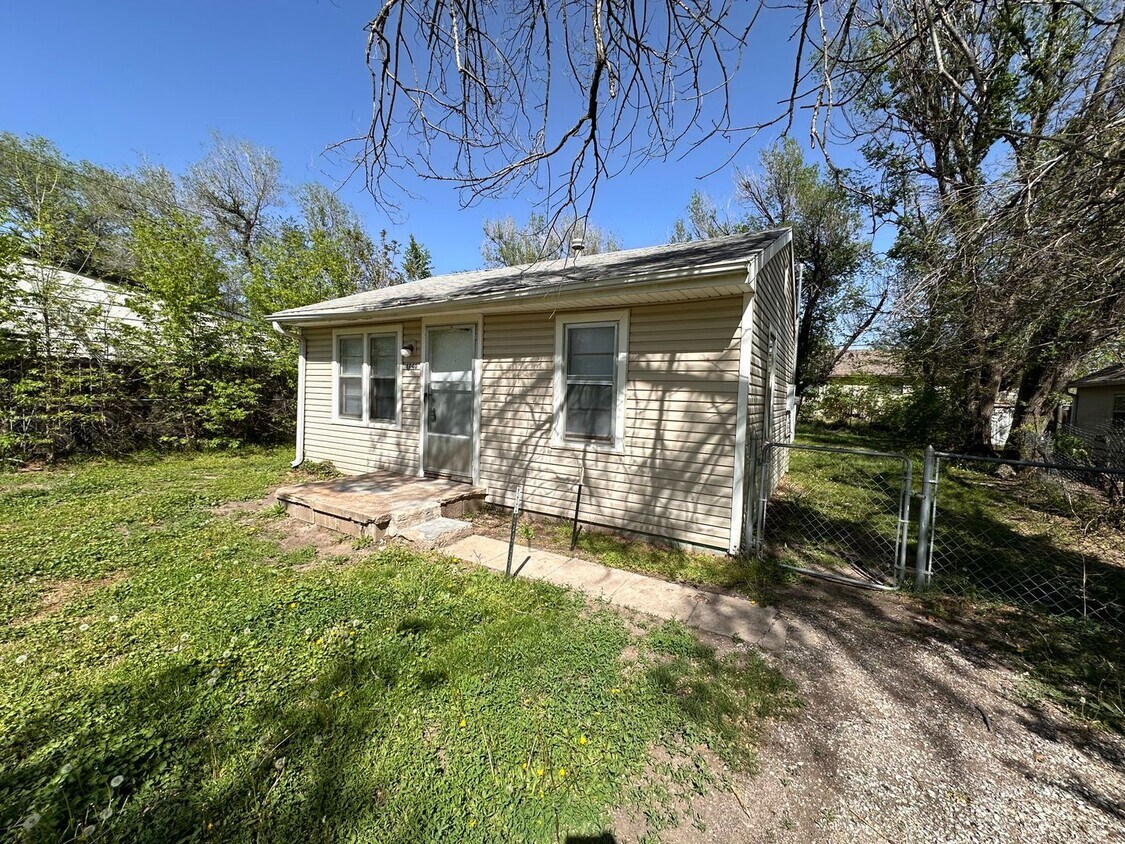 Primary Photo - $750- 2 bed 1 bath - Cute and small single...