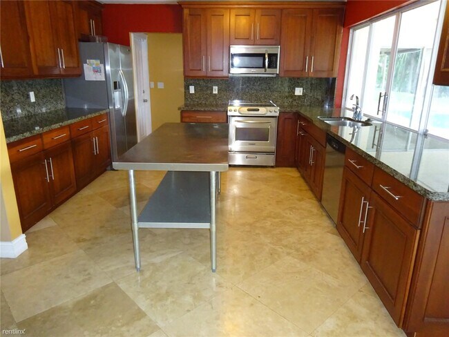 Building Photo - 5 br, 3 bath House - 801 SW 72nd Ave