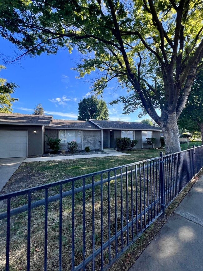 Foto del edificio - Pretty 3 bedroom 2 bath home in Modesto