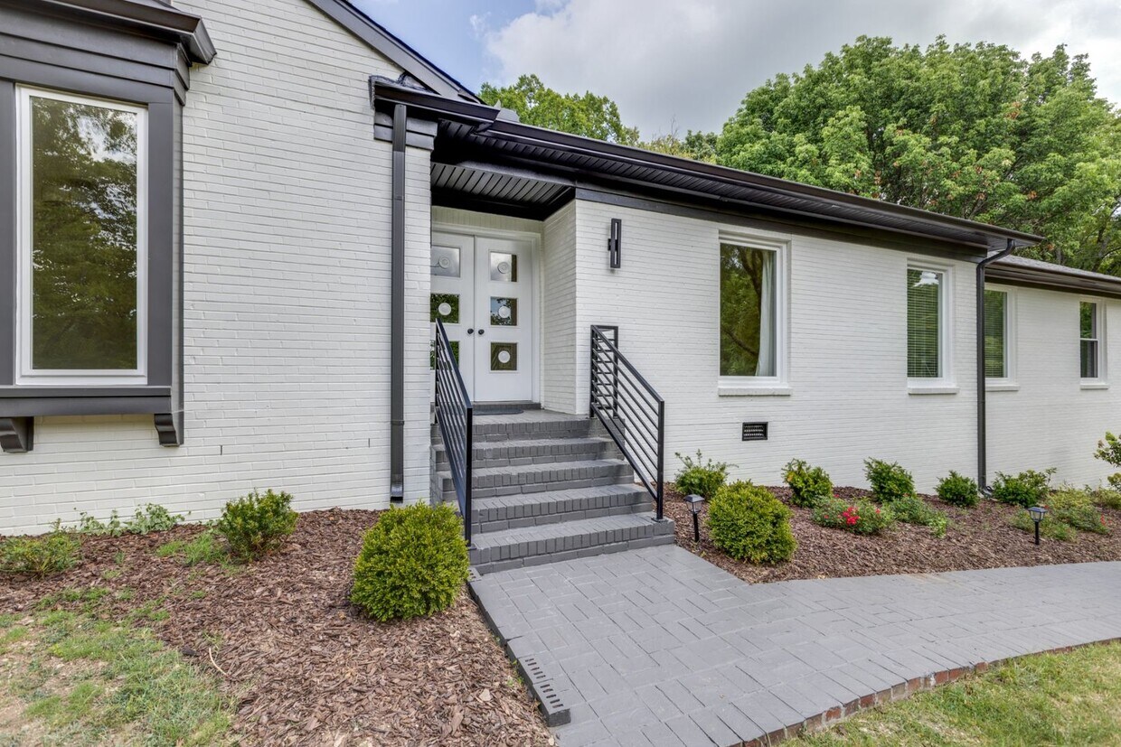 Foto principal - Renovated 3 Bed, 3 Bath Single Level Ranch...
