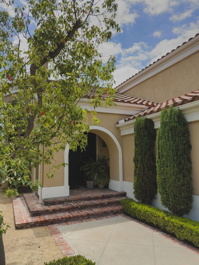 Foto del edificio - Elegant Mediterranean Living with Private Pergola Garden & Resort Amenities