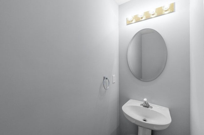 Building Photo - Charming 2-Bedroom Townhome in Prime Locat...