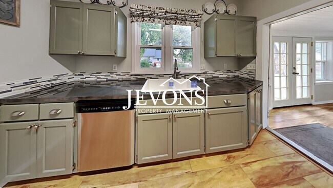 Building Photo - Charming 3-bedroom home with fenced backya...