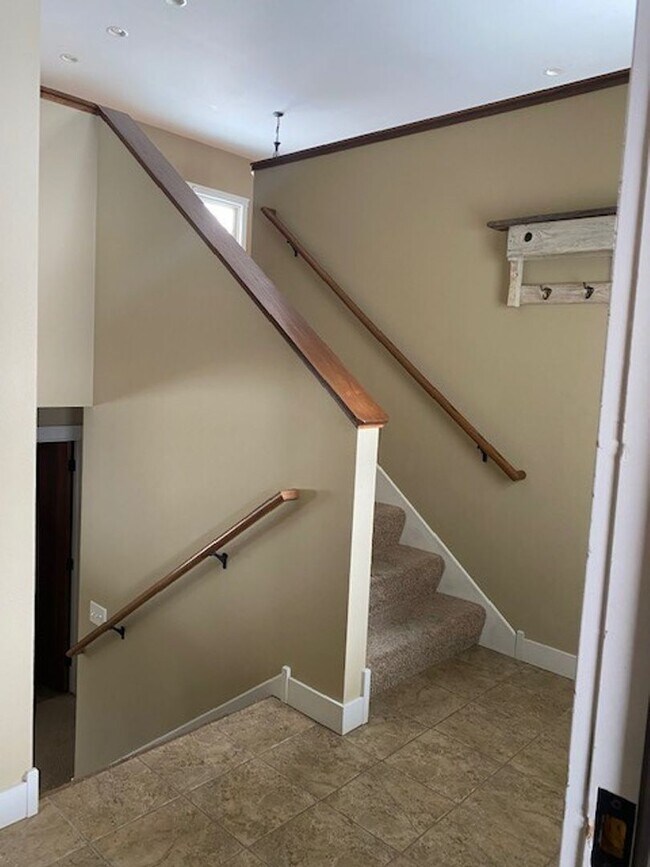 Building Photo - 4 Bedrooms, 2 Bathrooms Single Family Home...