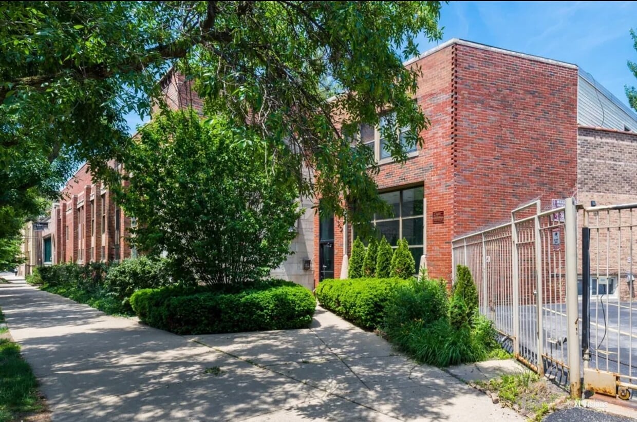 Exterior - 1130 W Cornelia Ave