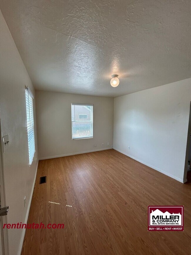 Building Photo - Updated Salt Lake Bungalow For Rent!!