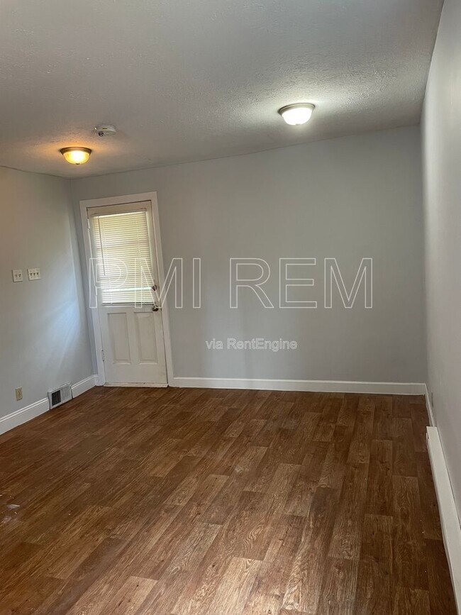 Building Photo - 2876 Hudson Dr