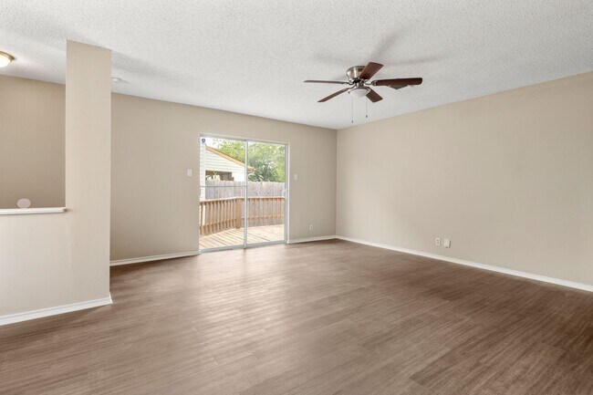 Foto del edificio - Nice Open Floor Plan in Candlewood Park!