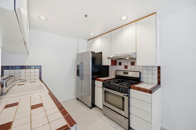 Building Photo - Hip Condo Apt. in the Mission+ Great Walkability+ Laundry in the building!