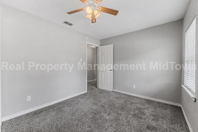 Building Photo - Charming Home in Established Community