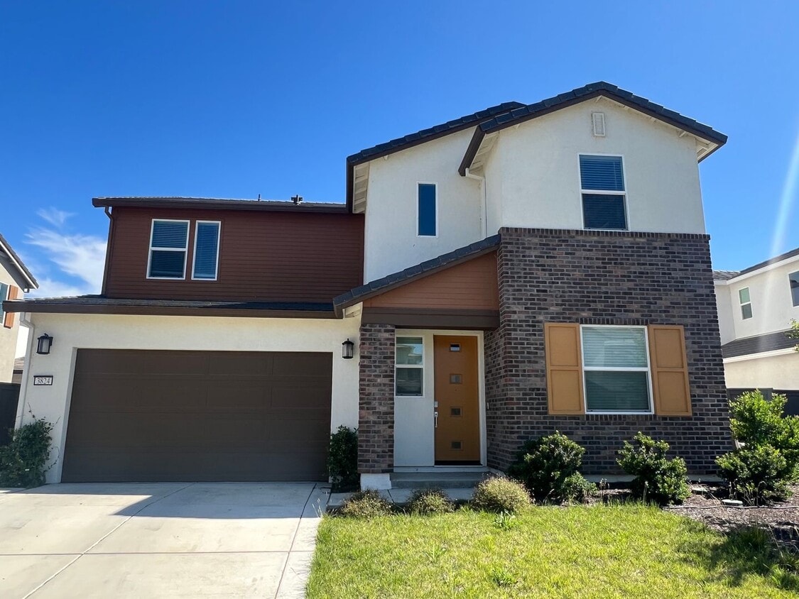 Gorgeous Like-New 4 Bedroom! - Gorgeous Like-New 4 Bedroom!